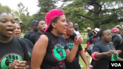 Les activistes pro-expropriation des blancs rassemblés à Pretoria, en Afrique du Sud, pour demander que des terres soient données aux Sud-Africains noirs en compensation des saisies de terres de l'époque coloniale. (A. Powell / VOA)
