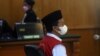 Herry Wirawan di pengadilan di Bandung, Jawa Barat pada 15 Februari 2022, di mana saat itu ia dijatuhi hukuman penjara seumur hidup atas pemerkosaan terhadap 13 siswa, semuanya di bawah umur. (Foto: AFP/Timur Matahari)