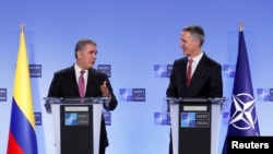 El presidente colombiano, Iván Duque Márquez, y el secretario general de la OTAN, Jens Stoltenberg, hablan con la prensa después de una reunión en la sede de la Alianza en Bruselas, Bélgica, el 23 de octubre de 2018.