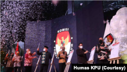 Komisi Pemilihan Umum (KPU) menetapkan Hari Pemungutan Suara Pemilu Serentak Tahun 2024, dalam sebuah acara di Jakarta pada 14 Februari 2022. (Foto: Courtesy of Humas KPU)