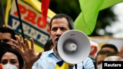 El líder de la oposición venezolana, Juan Guaidó, se dirige a la multitud durante una manifestación para conmemorar el Día Internacional de la Juventud, en Caracas, Venezuela, el 12 de febrero de 2022.