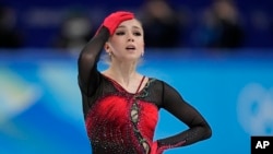 ARHIVA - Ruska klizačica Kamila Valijeva tokom nastupa na Zimskim olimpijskim igrama u Pekingu 7. februara 2022. (Foto: AP/David J. Phillip)