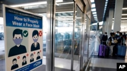 Se observa un letrero sobre las reglas de las mascarillas se muestra en el Aeropuerto Internacional O'Hare en Chicago, el 2 de julio de 2021.