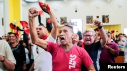Simpatizantes de Daniel Ortega corean "traidor" durante las honras fúnebres del poeta nicaraguense Ernesto Cardenal en la Catedral Metropolitana de Managua.