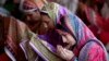 Des femmes pakistanaises priant à la mosquée Badshahi de Lahore, au Pakistan, le 24 juin 2016. (AP Photo/K.M. Chaudary)