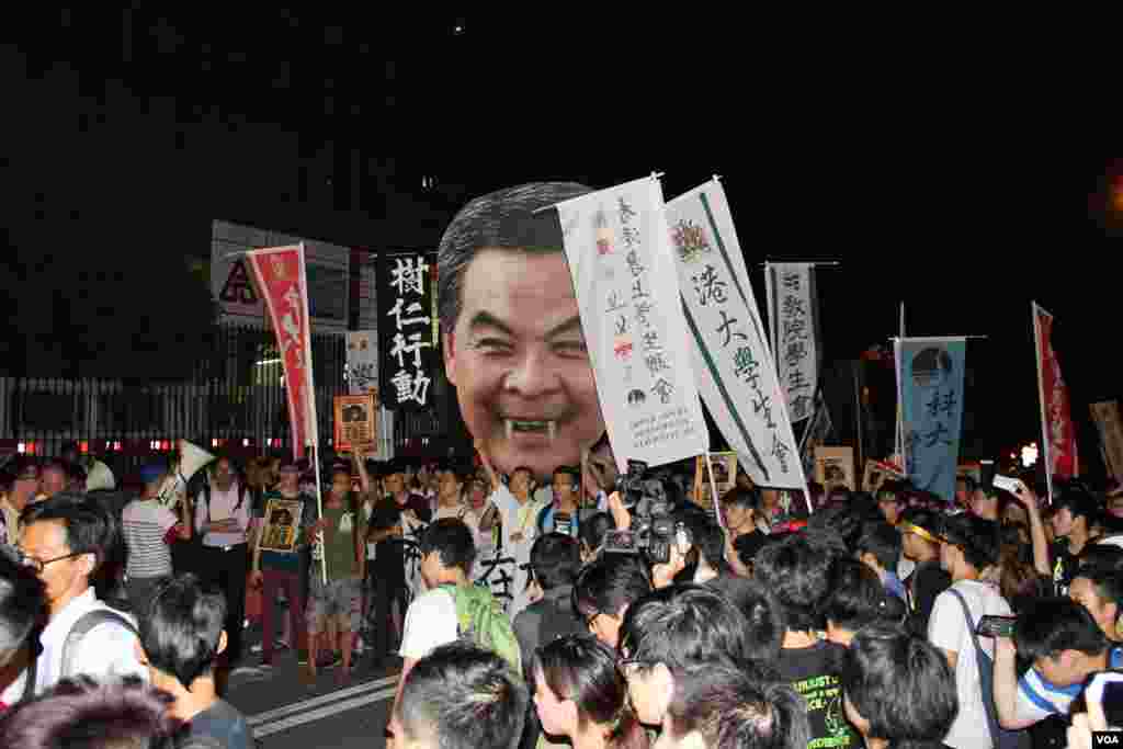 學聯發起抗議梁振英拒絕對話公民抗命遊行和留守禮賓府(美國之音圖片/海彥拍攝)
