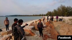 រូប​ភាព​មួយ​ដែល​ត្រូវ​បាន​បង្ហោះ​លើ​បណ្តាញ​សង្គម​ហ្វេសប៊ុក បង្ហាញ​ពី​សកម្ម​ភាព​របស់យុវជនដែល​បាន​នាំ​គ្នា​មក​កាយដី​ដែល​បាន​ចាក់​លប់​ឆ្នេរ​ព្រែក​ត្រែង​ក្នុង​ខេត្ត​ព្រះសីហនុ​កាលពី​ថ្ងៃទី​១២ ខែ​មេសា ឆ្នាំ​២០១៩។(Facebook)