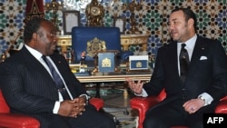 Le roi Mohammed VI du Maroc reçoit à son palais le président gabonais Ali Bongo, pendant une visite officielle à Marrakech, le 27 décembre 2011. 