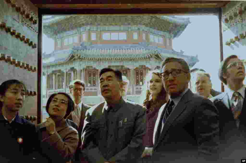1971年10月,美国总统的国家安全事务助理基辛格(前排右二)第二次访问北京时参观故宫,他旁边是洛德(右一) ,洛德在1980年代当过美国驻华大使。他们去北京是打前站,安排尼克松访华事宜。在尼克松访华前,基辛格两次秘密访问中国,连白宫新闻官员都不知情。但是当年白宫新闻办公室的沃伦说,凭着直觉,他们已经从基辛格 1971 年夏天的活动中意识到要发生什么大事了。沃伦说:“我从电讯稿上看到,正在巴基斯坦访问的基辛格由于胃疼而取消了当日的公开活动。可是所有跟基辛格一起活动过的人都知道,情况肯定不是这样,因为基辛格的胃没有毛病,而且他从来不让诸如时差这种东西影响他的日程。所以,我们知道,一定发生什么事了。”