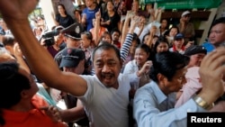 Para demonstran menuntut hak memberikan suara bertengkar dengan petugas TPS di distrik Din Dang tempat pemungutan suara dibatalkan di Bangkok (2/2). (Reuters/Damir Sagolj)