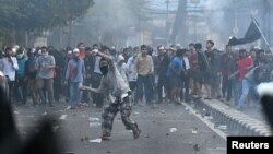 Police clash with protesters in Jakarta, Indonesia, May 22, 2019.