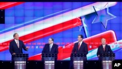 George Pataki, a la izquierda, responde una pregunta mientras Mike Huckabee, Rick Santorum y Lindsey Graham observan en el quinto debate republicano en el Hotel Casino Venetian, en Las Vegas. El debate es moderado por CNN. Dic. 15, 2015
