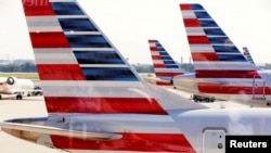 Archivo - Aviones de American Airlines en el Aeropuerto Ronald Reagan Washington National.
