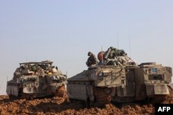 Tank Israel dikerahkan di Israel selatan dekat perbatasan dengan Jalur Gaza pada 15 Desember 2023. (Foto: AFP) ​