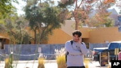 Un estudiante de la Universidad de Nevada campus Las Vegas habla por teléfono luego de que se reportó un tiroteo en el lugar, el 6 de diciembre de 2023, en Las Vegas, EEUU.
