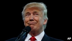 Partidarios leales del empresario multimillonario dicen que hay suficiente tiempo todavía para cambiar la dinámica frente a la candidata demócrata Hillary Clinton.