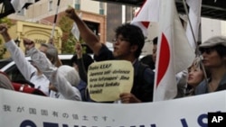 10月16日示威者在东京中国驻日本大使馆前面抗议中国政府，高举“尖阁列岛是日本领土”的标语
