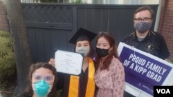 탈북 청년 김유정 양이 올해 고등학교 졸업 당시 수양 가족과 함께 기념사진을 찍었다 (김유정 양 제공) 