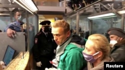 Pengecam keras Kremlin Alexei Navalny dan istrinya, Julia tiba di bandara Sheremetyevo di Moskow, Rusia Minggu (17/1). 