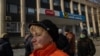 After early-morning bombs, families rushed to ATMs and grocery stores to prepare for further strikes on Feb. 24, 2022, in Slovyansk, Ukraine. (Yan Boechat/VOA)