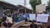 Perajin tahu tempe menggelar aksi atau mogok produksi di Depok, Jawa Barat pada Senin (21/2/2022). Foto: Paguyuban Dadi Rukun