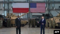 El secretario de Defensa de EE. UU., Lloyd Austin, en un acto oficial con su homólogo polaco, Mariusz Blaszczak, en Varsovia, el 18 de febrero de 2021.