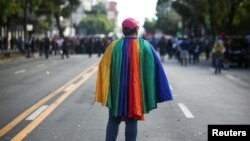 Un activista LGTBI participa en una protesta contra las acciones del gobierno del presidente de El Salvador, Nayib Bukele, como el uso de bitcoin y las reformas legales para extender su mandato, en San Salvador, El Salvador, el 12 de diciembre de 2021.