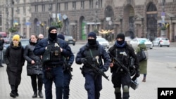 Polisi Ukraina melakukan patroli di pusat ibu kota Kyiv, di tengah ancaman invasi Rusia ke negara itu. 