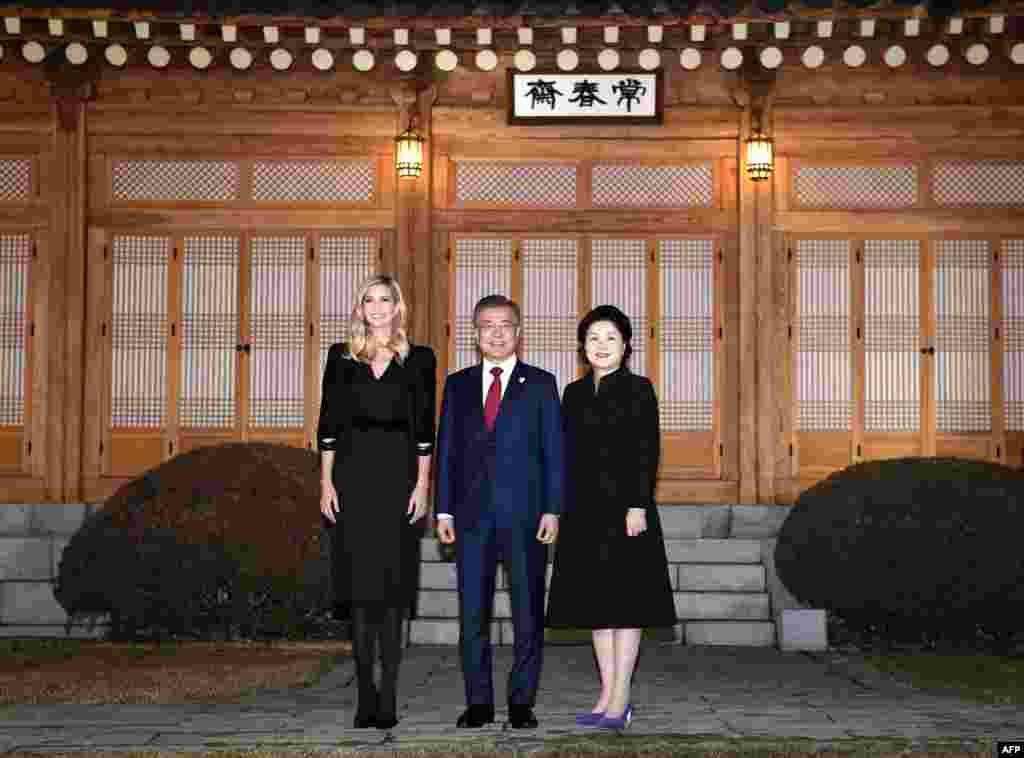 2018年2月23日,韩国总统文在寅及其夫人金正淑和白宫顾问、美国总统特朗普的女儿伊万卡·特朗普在韩国首尔总统府青瓦台的长春斋前面合影。