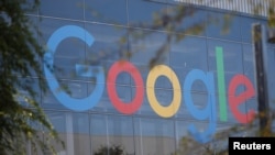 Logo dari perusahaan Google terlihat di markas perusahaan tersebut di Mountain View, California, pada 1 November 2018. (Foto: Reuters/Stephen Lam)