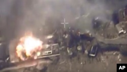 Imagen tomada por video proporcionado por el ministerio de Defensa ruso, que muestra el bombardeo de un avión Su-34M sobre la ciudad de Aleppo, en el norte de Siria.