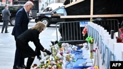 Presiden AS Joe Biden dan Ibu Negara Jill Biden menaruh bunga di area memorial bagi para korban serangan di Bourbon Street, New Orleans, Louisiana, saat berkunjung ke area tersebut pada 6 Januari 2025. (Foto: AFP/Roberto Schmidt)