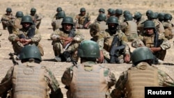 Pasukan Sunni Arab berlatih sebelum bertempur untuk mengambil alih Mosul, di Bashiqa (6/10). (Reuters/Thaier Al-Sudani)