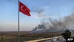 Türkiye'nin Barış Pınarı Harekatı sırasında, sınırın Türkiye tarafındaki Akçakale'den Suriye'nin Tel Abyad kentinden yükselen dumanlar görülüyor.