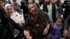 Afghanistan: attaque meurtrière de l'EI, talibans et Kaboul avancent sur les prisonniers