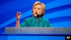 La campaña de Hillary Clinton abrió una cuenta de Twitter en español en su esfuerzo por llegar a millones de votantes estadounidenses hispano parlantes.