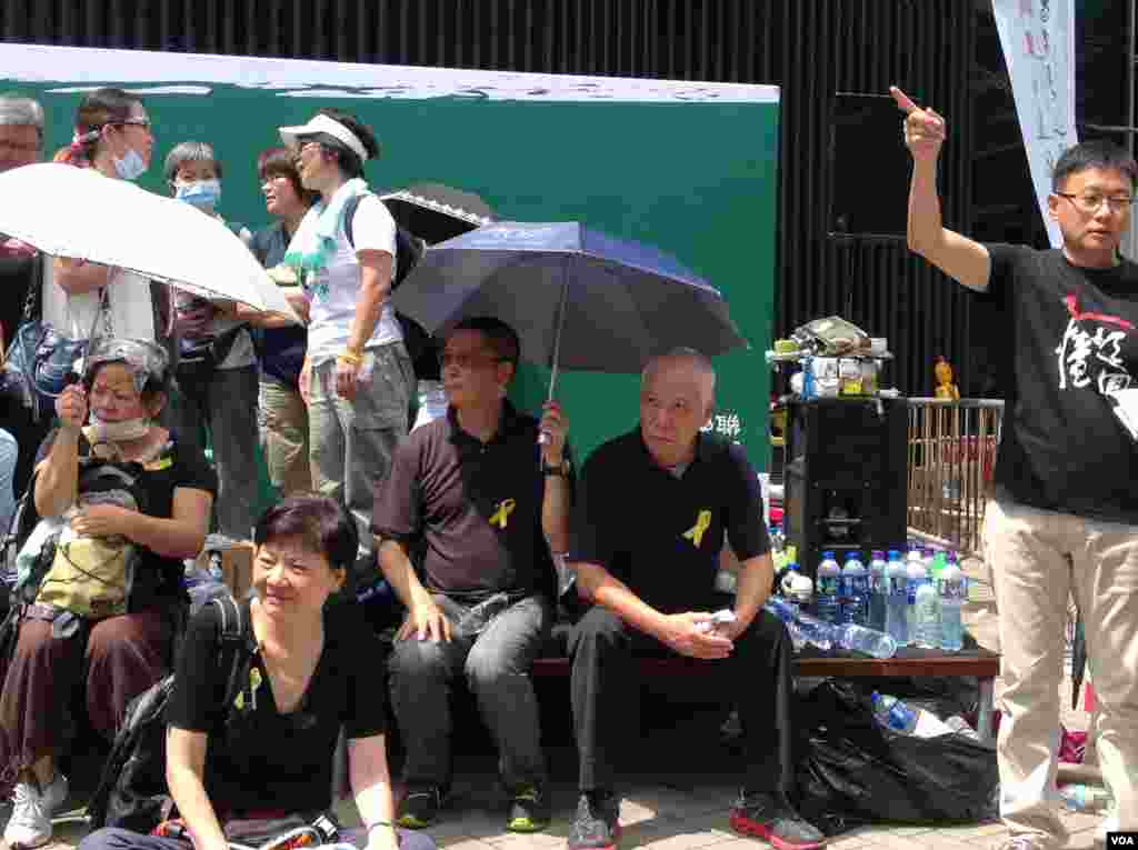 數千香港市民雲集政府總部聲援被困公民廣場學生(美國之音圖片/海彥拍攝)