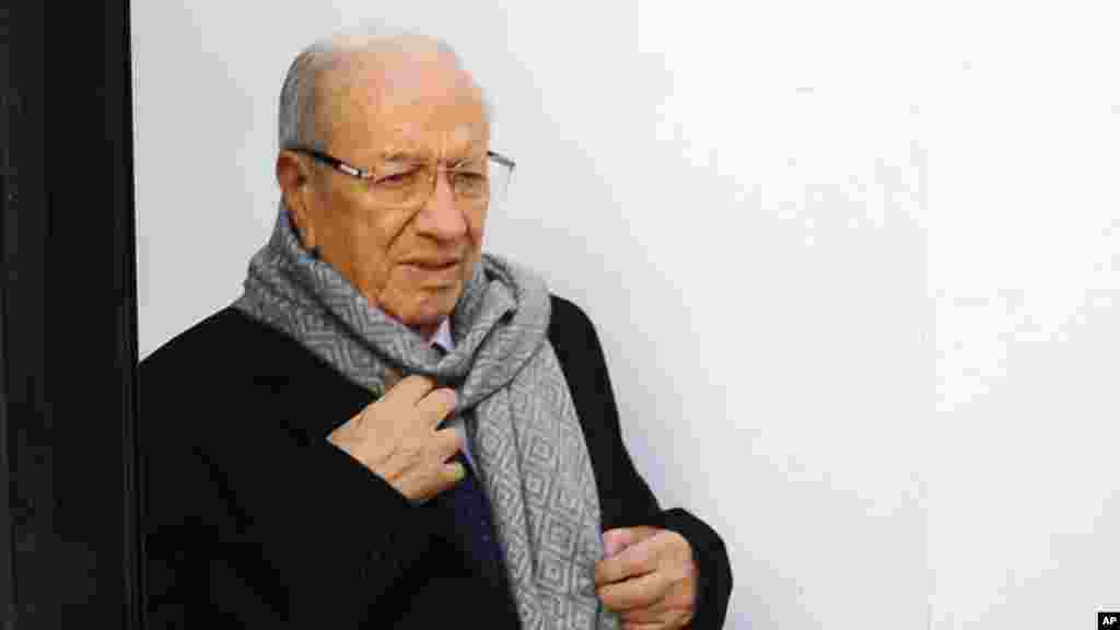 Dan takarar shugaban kasa Baji Caid Essebsi yana jefa tashi kuri'ar, Disamba 21, 2014.