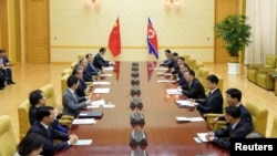 Menteri Luar Negeri China Wang Yi dan delegasi bertemu dengan Menteri Luar Negeri Korea Utara Yong Ho di Pyongyang, Korea Utara, 2 September 2019. (Foto: KCNA)