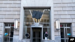 Vrata Američke agencije za međunarodni razvoj, ili USAID, sa znakom i logotipom uklonjenim sa zida ispred sjedišta agencije u Washingtonu, 7. februara 2025.
