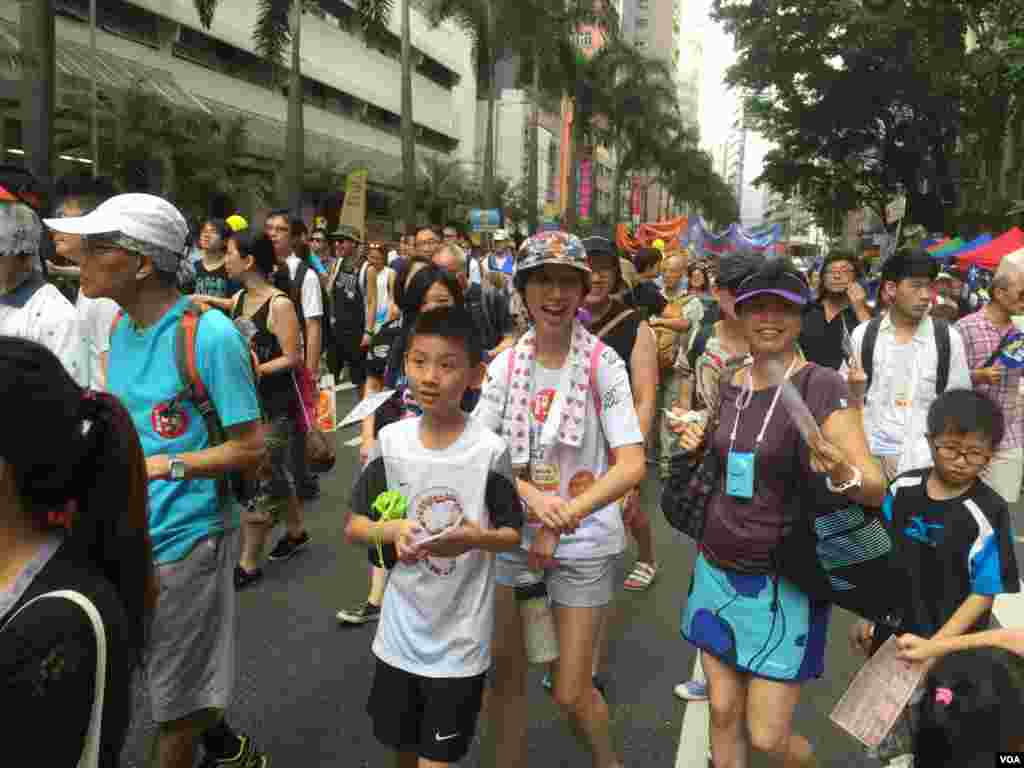 數萬港人參加七一大游行誓言守護香港(美國之音海彥拍攝)