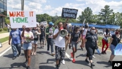 Protesti u Atlanti zbog smrti Afroamerikanca Raysharda Brooksa​ tokom policijskog privođenja, 13. juni 2020 (Foto: Steve Schaefer/Atlanta Journal-Constitution via AP)