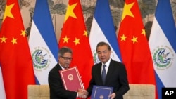 薩爾瓦多外交部長卡斯塔內達與中國外長王毅簽署兩國建交文件（2018年8月21號資料照）