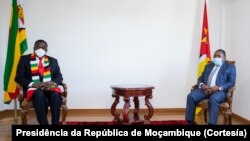 Emmerson Mnangagwa (esquerda) e Filipe Nyusi, respectivamente presidentes do Zimbabwe e Moçambique, em Chimoio, Manica