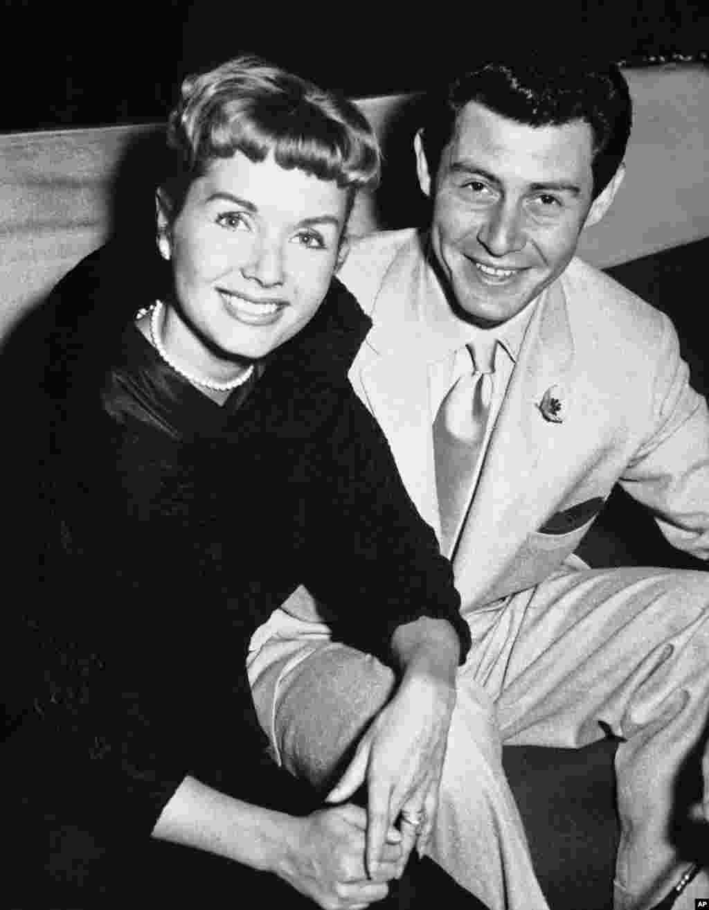 Debbie Reynolds y con su esposo Eddie Fisher en Londres. Reynolds comparó su separación con el triángulo entre Jennifer Aniston, Angelina Jolie y Brad Pitt. 