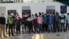 Migrantes irregulares, entre ellos 22 ciudadanos de Bangladesh, 2 de Nepal y 8 haitianos fueron detenidos por las autoridades colombianas, en la frontera con Brasil, cuando intentaban viajar ilegalmente a Bogotá. [Foto: Cortesía Migración Colombia]