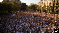 Puluhan ribu warga Catalonia melakukan unjuk rasa di Barcelona menuntut kemerdekaan dari Spanyol, 11 September 2016 lalu (foto: dok).