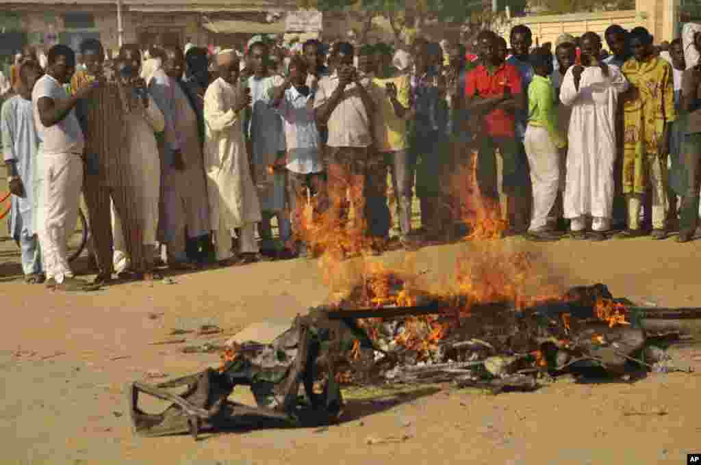 Mutane sun taru su na kallo a inda bam ya tashi a babban Masallacin Jumma'a na Kano, Jumma'a 28 Nuwamba, 2014. Mutane da yawa sun rasa rayukansu, kuma jami'ai suka ce watakila yawan wadanda zasu hallaka zai karu. 