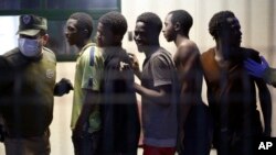 Migrantes hacen fila en un centro de inmigración tras derribar una valla para entrar al enclave español de Ceuta. Foto de archivo. Feb. 17 de 2017.
