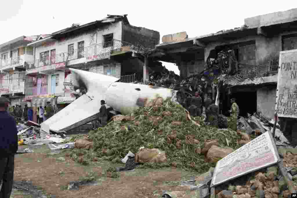 Reruntuhan pesawat kargo Fokker 50 yang jatuh di bandara Kenyatta di Nairobi, Kenya.